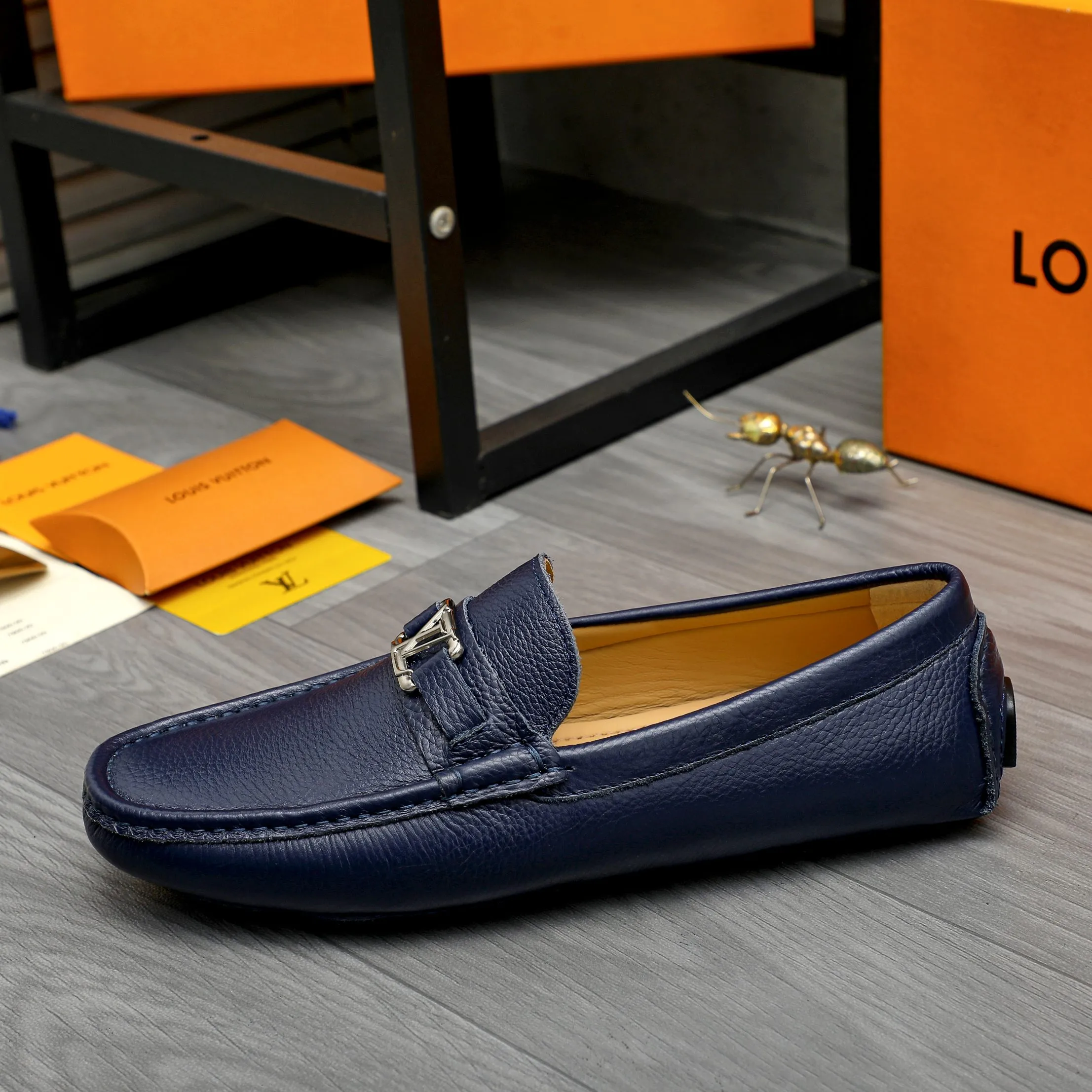 Men's shoes 💰p420 Product trademark: LV (Louis Vuitton) casual slip-on men's shoes Regular size: 38-44 Product materials: Selected pebbled cowhide upper, sheepskin lining, original rubber outsole